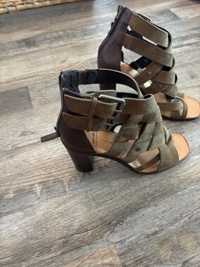 Dolce Vita Noree Olive Green Suede Caged Back Zip 4” Heel Sandals Sz 9